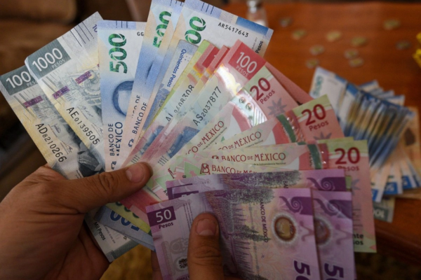 El peso mexicano se enfrentó a la fortaleza del dólar este lunes, pues cerró la sesión en 16.9602 unidades por dólar spot, lo que implicó una depreciación de 0.24 por ciento, respecto al cierre previo.