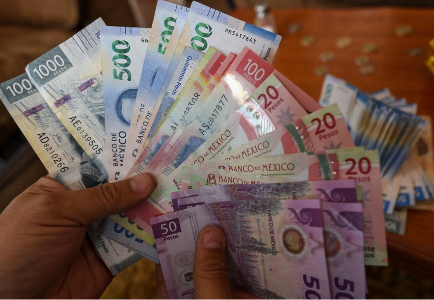 El peso mexicano se enfrentó a la fortaleza del dólar este lunes, pues cerró la sesión en 16.9602 unidades por dólar spot, lo que implicó una depreciación de 0.24 por ciento, respecto al cierre previo.
