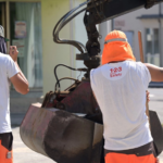 Obreros de la construcción de carreteras usan gorros para protegerse del sol el 4 de agosto de 2026 en Eisenstadt, Austria. Austria estableció un nuevo récord de temperatura el 4 de agosto de 2026 con 40,8 °C registrados en Viena, según informó la agencia meteorológica nacional.