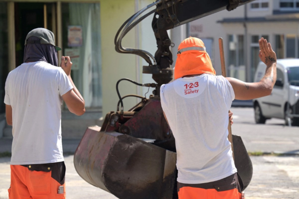 Obreros de la construcción de carreteras usan gorros para protegerse del sol el 4 de agosto de 2026 en Eisenstadt, Austria. Austria estableció un nuevo récord de temperatura el 4 de agosto de 2026 con 40,8 °C registrados en Viena, según informó la agencia meteorológica nacional.