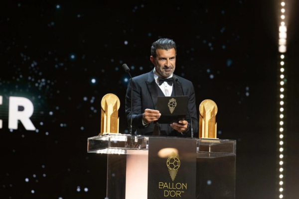 Luis Figo, leyenda del futbol portugués, durante la ceremonia del Balón de Oro 2025.