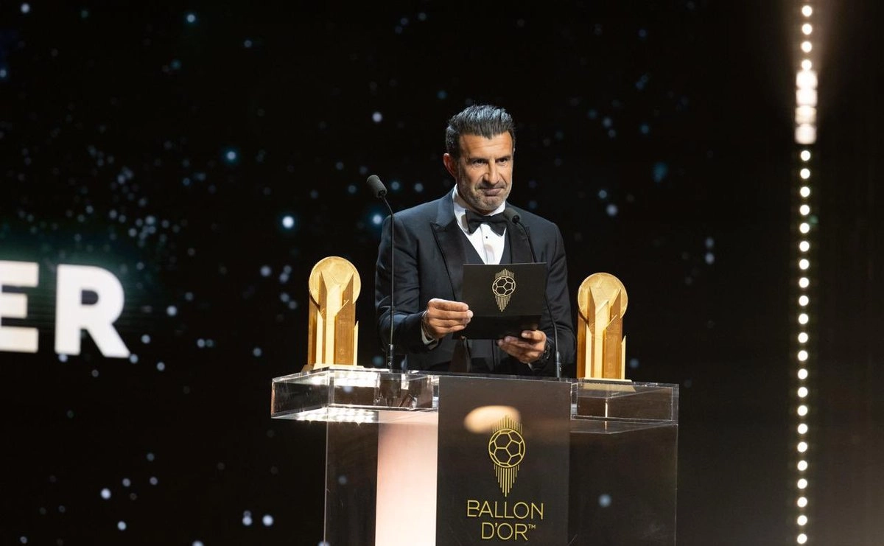 Luis Figo, leyenda del futbol portugués, durante la ceremonia del Balón de Oro 2025.
