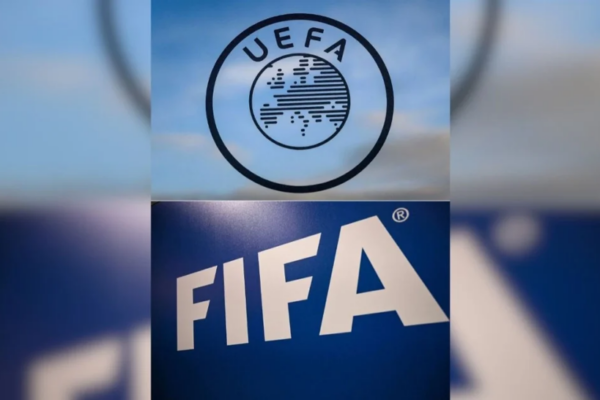 Esta composición de imágenes de archivo, muestra el logotipo de la UEFA en la sede del organismo en Nyon, y el logotipo de la FIFA en la Cumbre Ejecutiva de Futbol de la FIFA en Estambul. La UEFA, organismo rector del futbol europeo, anunció que mantendría su boicot a las Copas del Mundo masculina y femenina de 2026, a pesar de que la FIFA retiró el plan para abrir sus competiciones a la inversión privada. 