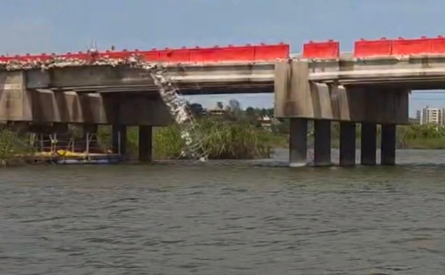Escombro y residuos de construcción permanecen debajo de los puentes del Libramiento Poniente, denunciaron habitantes de Tampico