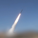 Misil lanzado por los hutíes en contra objetivos sauditas en el puerto de Moca, al oeste de Yemen, el 9 de agosto de 2026.
