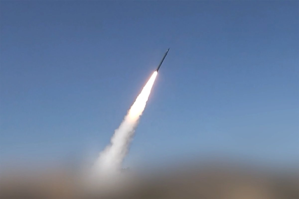 Misil lanzado por los hutíes en contra objetivos sauditas en el puerto de Moca, al oeste de Yemen, el 9 de agosto de 2026.