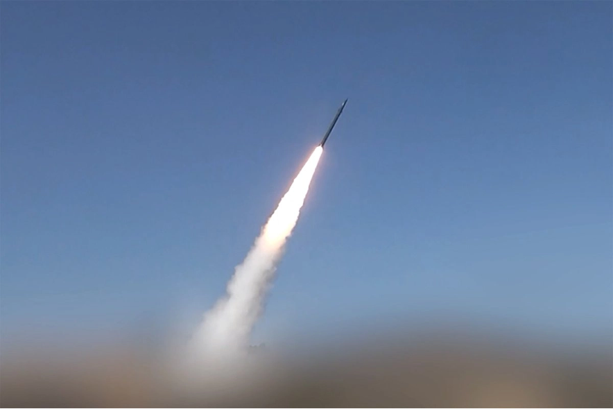 Misil lanzado por los hutíes en contra objetivos sauditas en el puerto de Moca, al oeste de Yemen, el 9 de agosto de 2026.