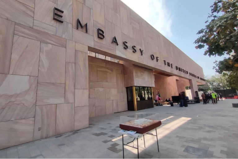El Departamento de Estado reportó que la mayoría de los casos de revocación del documento migratorio se debieron a acusaciones penales, incluidos delitos relacionados con drogas, agresiones y fraude; The New York Times indicó que “muchas de las cancelaciones de visas también han tenido un trasfondo político”.