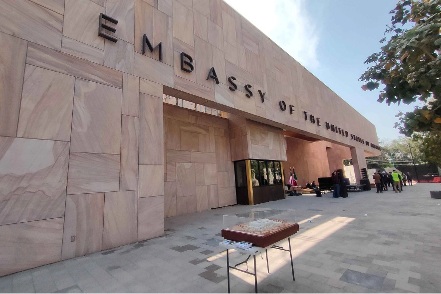 El Departamento de Estado reportó que la mayoría de los casos de revocación del documento migratorio se debieron a acusaciones penales, incluidos delitos relacionados con drogas, agresiones y fraude; The New York Times indicó que “muchas de las cancelaciones de visas también han tenido un trasfondo político”.