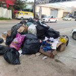 El Ayuntamiento de San Cristóbal de las Casas suspendió el servicio de recolección de basura lo que provocó que los desperdicios se acumularan en las esquinas.