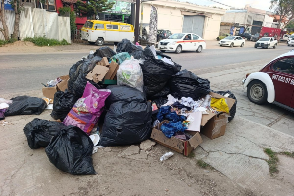 El Ayuntamiento de San Cristóbal de las Casas suspendió el servicio de recolección de basura lo que provocó que los desperdicios se acumularan en las esquinas.
