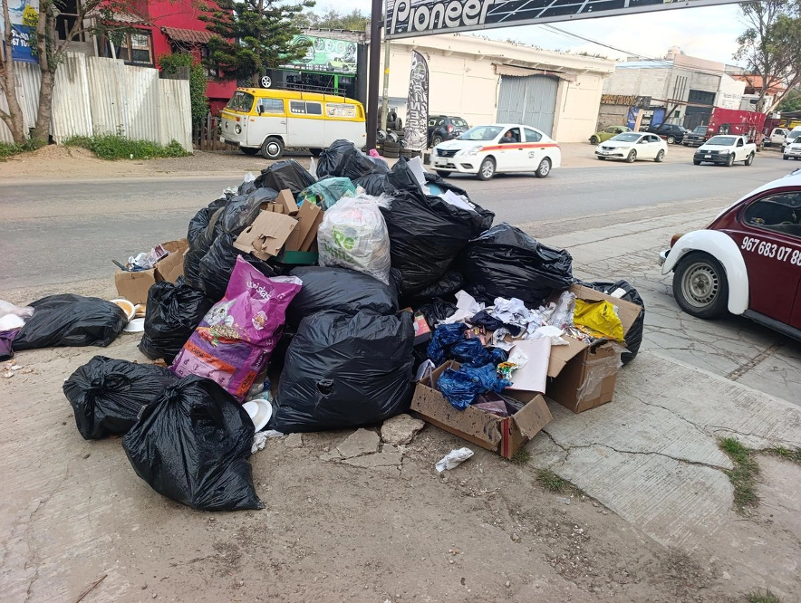 El Ayuntamiento de San Cristóbal de las Casas suspendió el servicio de recolección de basura lo que provocó que los desperdicios se acumularan en las esquinas.