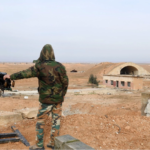 Un miembro de las fuerzas gubernamentales sirias monta guardia en la base aérea militar de Abu Duhur, en la provincia de Idlib, el 21 de enero de 2018. El Ministerio de Asuntos Exteriores de Siria condenó lo que calificó de ataque israelí injustificado contra una base aérea en el noroeste del país el 18 de agosto de 2026, mientras que Israel no se ha pronunciado sobre el incidente.