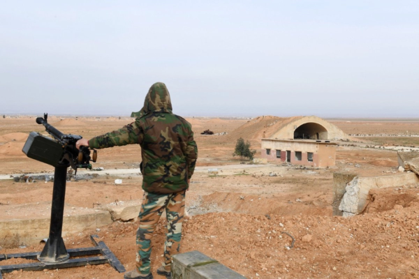 Un miembro de las fuerzas gubernamentales sirias monta guardia en la base aérea militar de Abu Duhur, en la provincia de Idlib, el 21 de enero de 2018. El Ministerio de Asuntos Exteriores de Siria condenó lo que calificó de ataque israelí injustificado contra una base aérea en el noroeste del país el 18 de agosto de 2026, mientras que Israel no se ha pronunciado sobre el incidente.
