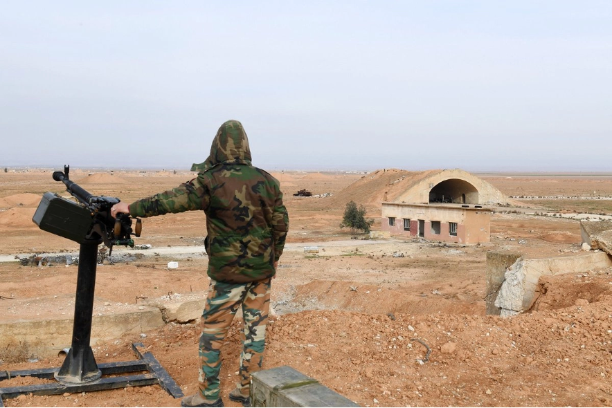 Un miembro de las fuerzas gubernamentales sirias monta guardia en la base aérea militar de Abu Duhur, en la provincia de Idlib, el 21 de enero de 2018. El Ministerio de Asuntos Exteriores de Siria condenó lo que calificó de ataque israelí injustificado contra una base aérea en el noroeste del país el 18 de agosto de 2026, mientras que Israel no se ha pronunciado sobre el incidente.