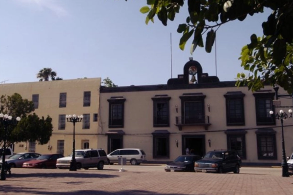 Los empleados advirtieron que podrían tomar la Presidencia Municipal si no se resuelve su demanda.