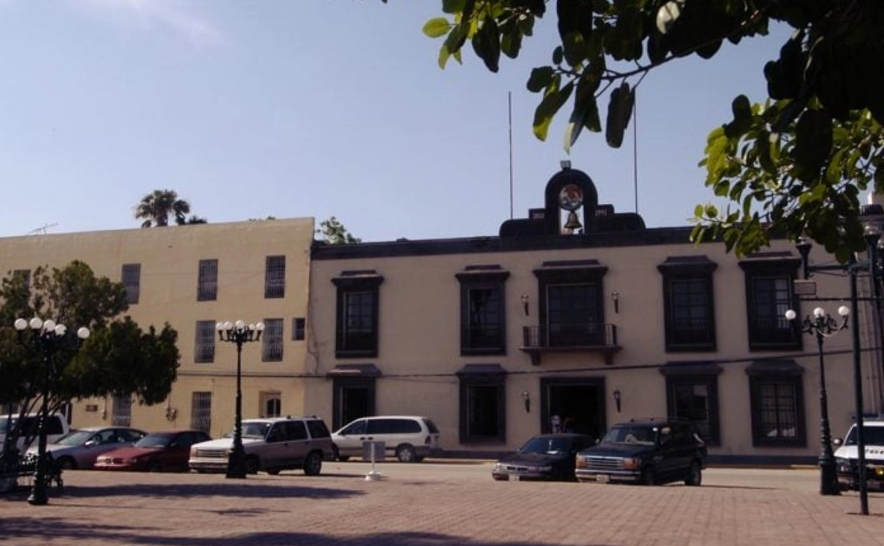 Los empleados advirtieron que podrían tomar la Presidencia Municipal si no se resuelve su demanda.