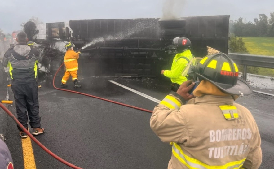 El accidente provocó el cierre de la circulación con dirección a Toluca durante varias horas.