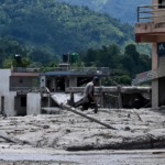 Un hombre recupera pertenencias de su casa, anegada por el lodo tras unas inundaciones repentinas en la zona de Devighat, en el distrito nepalí de Nuwakot, el 27 de agosto de 2026.