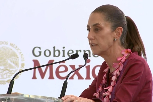 La presidenta Claudia Sheinbaum en la región mixteca de Oaxaca, donde supervisó los avances del Plan Lázaro Cárdenas para la reconstrucción de caminos de esta zona de la entidad.
