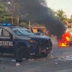 Habitantes del municipio de Álamo de Temapache, en el norte del estado de Veracruz, prendieron fuego a patrullas de la Policía Estatal, luego de que una unidad de dicha corporación se vio involucrada en un accidente vial que le costó la vida a una persona.