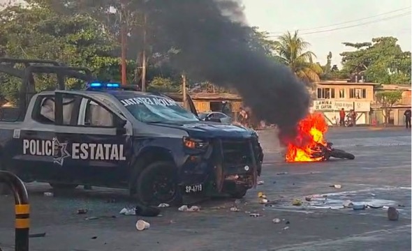 Habitantes del municipio de Álamo de Temapache, en el norte del estado de Veracruz, prendieron fuego a patrullas de la Policía Estatal, luego de que una unidad de dicha corporación se vio involucrada en un accidente vial que le costó la vida a una persona.