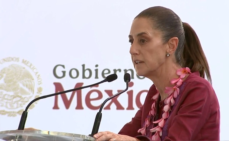 La presidenta Claudia Sheinbaum en la región mixteca de Oaxaca, donde supervisó los avances del Plan Lázaro Cárdenas para la reconstrucción de caminos de esta zona de la entidad.