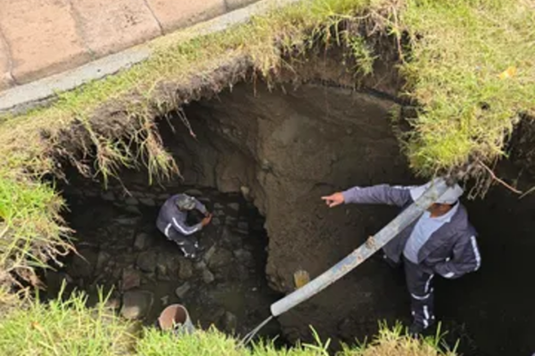 Toluca atendió de manera oportuna un socavón registrado en las inmediaciones de la glorieta de la Fuente, sobre Calzada del Pacífico.