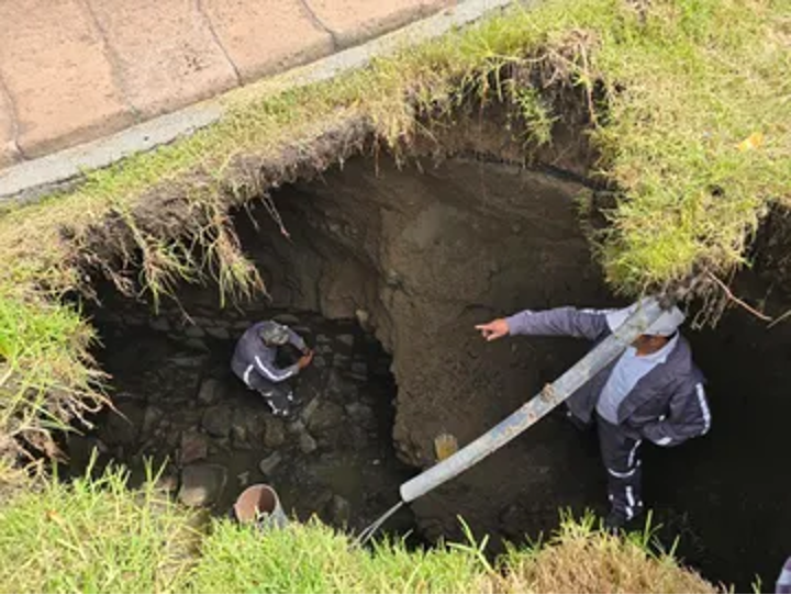 Toluca atendió de manera oportuna un socavón registrado en las inmediaciones de la glorieta de la Fuente, sobre Calzada del Pacífico.