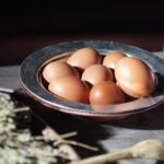 Durante mucho tiempo, el huevo se ha visto como el gran enemigo en nuestra dieta, puesto que se ha convertido en un gran mantra el hecho de que comerlos con frecuencia es una vía rápida para aumentar los niveles de colesterol y sufrir problemas de corazón.