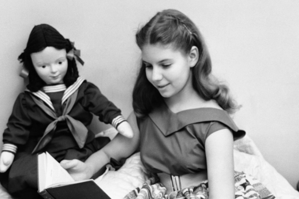 Robin Morgan, estrella infantil de las décadas de 1940 y 1950 que creció hasta convertirse en una estadunidense radical como poeta, ensayista, editora y feminista de la segunda ola, falleció a los 85 años.
