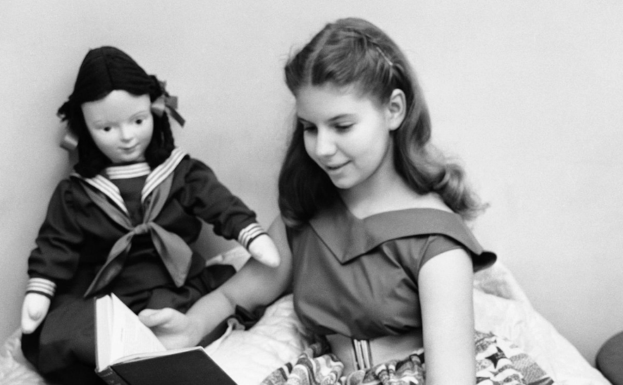 Robin Morgan, estrella infantil de las décadas de 1940 y 1950 que creció hasta convertirse en una estadunidense radical como poeta, ensayista, editora y feminista de la segunda ola, falleció a los 85 años.