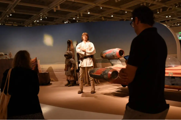 El Museo Lucas del Arte Narrativo, que alberga la vasta colección de George Lucas, mostró este miércoles una primera mirada a su interior con la presencia del legendario cineasta.