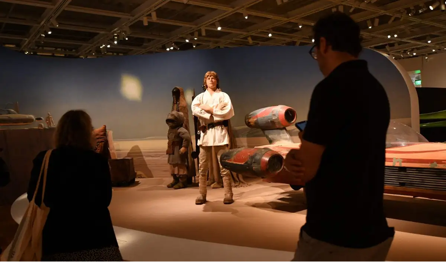 El Museo Lucas del Arte Narrativo, que alberga la vasta colección de George Lucas, mostró este miércoles una primera mirada a su interior con la presencia del legendario cineasta.