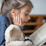 Todos sabemos que leer es beneficioso, aunque no lo pongamos en práctica tanto como nos gustaría. Sin embargo, si intentamos buscar hueco en nuestras ajetreadas vidas para el ejercicio físico