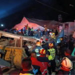 De acuerdo con los primeros reportes disponibles, el incidente ocurrió durante las celebraciones patronales cuando se registró una fuerte detonación relacionada con material pirotécnico. Tras la explosión, una estructura localizada junto al templo se desplomó.