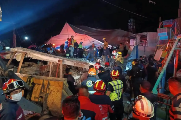 De acuerdo con los primeros reportes disponibles, el incidente ocurrió durante las celebraciones patronales cuando se registró una fuerte detonación relacionada con material pirotécnico. Tras la explosión, una estructura localizada junto al templo se desplomó.