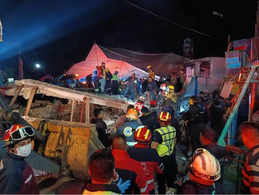 De acuerdo con los primeros reportes disponibles, el incidente ocurrió durante las celebraciones patronales cuando se registró una fuerte detonación relacionada con material pirotécnico. Tras la explosión, una estructura localizada junto al templo se desplomó.