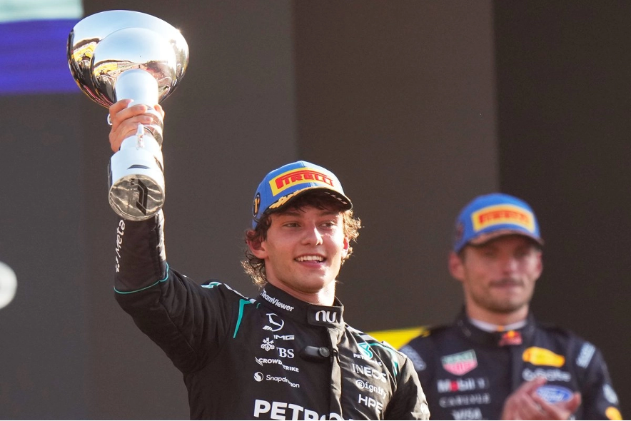 El piloto italiano, Kimi Antonelli, celebra su victoria en el GP de Italia, en el Autódromo Nacional de Monza, el 6 de septiembre de 2026.