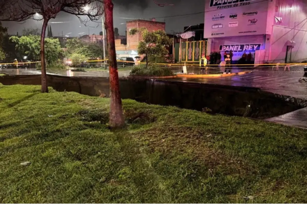 Un socavón se abrió en el municipio conurbado de Tonalá de 30 metros de largo, 12 metros de ancho y 6 metros de profundidad.