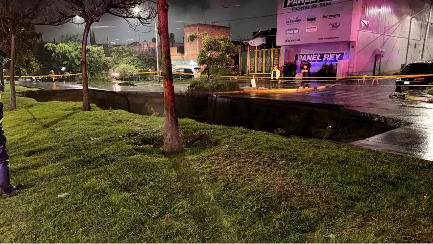 Un socavón se abrió en el municipio conurbado de Tonalá de 30 metros de largo, 12 metros de ancho y 6 metros de profundidad.