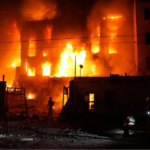 Labores para sofocar el incendio en un edificio tras un ataque con misiles rusos en Kiev, el 8 de septiembre de 2026.