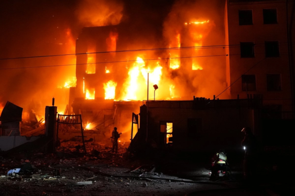 Labores para sofocar el incendio en un edificio tras un ataque con misiles rusos en Kiev, el 8 de septiembre de 2026.