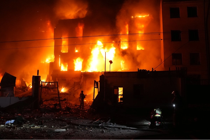 Labores para sofocar el incendio en un edificio tras un ataque con misiles rusos en Kiev, el 8 de septiembre de 2026.