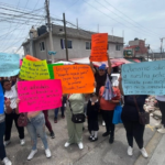 Las madres colocaron las pancartas en la escuela en donde se lee: “Las autoridades niegan el derecho a la educación a nuestros hijos” y “Queremos un lugar para nuestros hijos”.