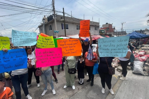 Las madres colocaron las pancartas en la escuela en donde se lee: “Las autoridades niegan el derecho a la educación a nuestros hijos” y “Queremos un lugar para nuestros hijos”.