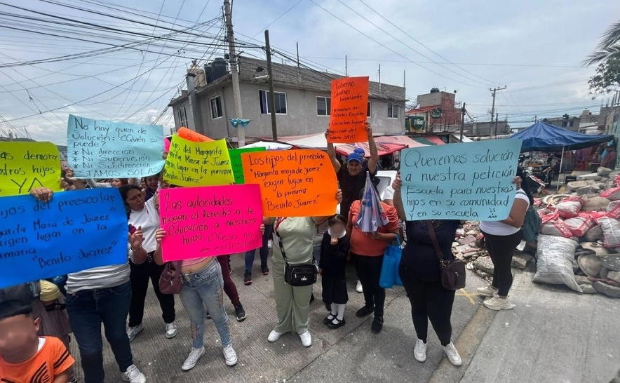 Las madres colocaron las pancartas en la escuela en donde se lee: “Las autoridades niegan el derecho a la educación a nuestros hijos” y “Queremos un lugar para nuestros hijos”.