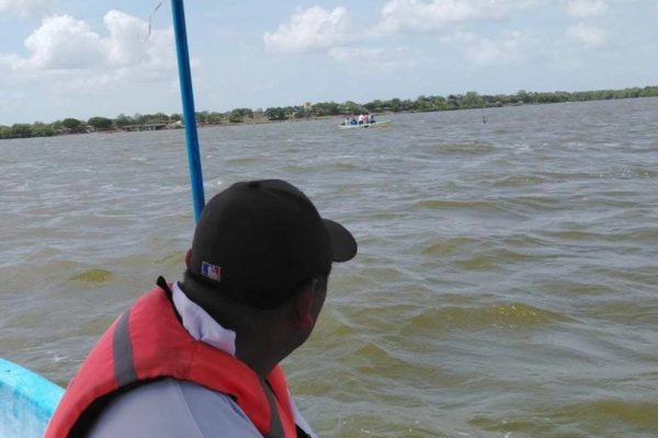 Personal de Protección Civil de Chiapas continúa con la búsqueda de la persona desaparecida tras el hundimiento de una lancha en la laguna del municipio de Catazajá.