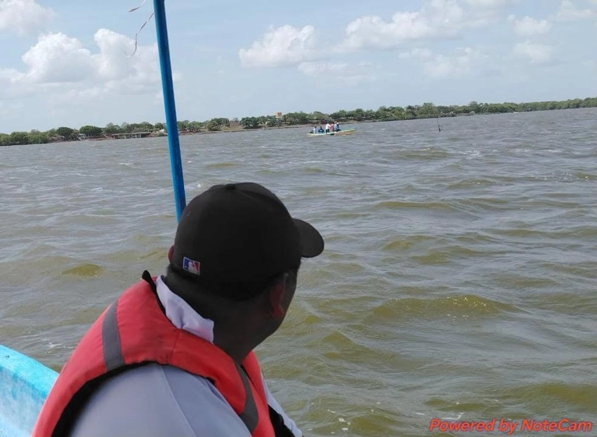 Personal de Protección Civil de Chiapas continúa con la búsqueda de la persona desaparecida tras el hundimiento de una lancha en la laguna del municipio de Catazajá.