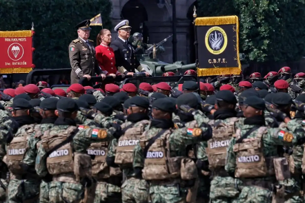 La presidenta Claudia Sheinbaum asiste al desfile de la Independencia en el Zócalo de la Ciudad de México.